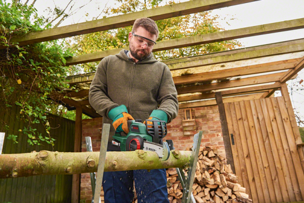 Bosch UniversalChain 18Zincirli Ağaç Kesme Makinesi 0.600.8B8.000